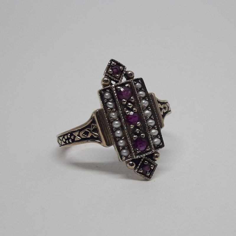 alt=\"Sortija de oro bajo 9 K. con rubies y perlas de aljofar·\"
