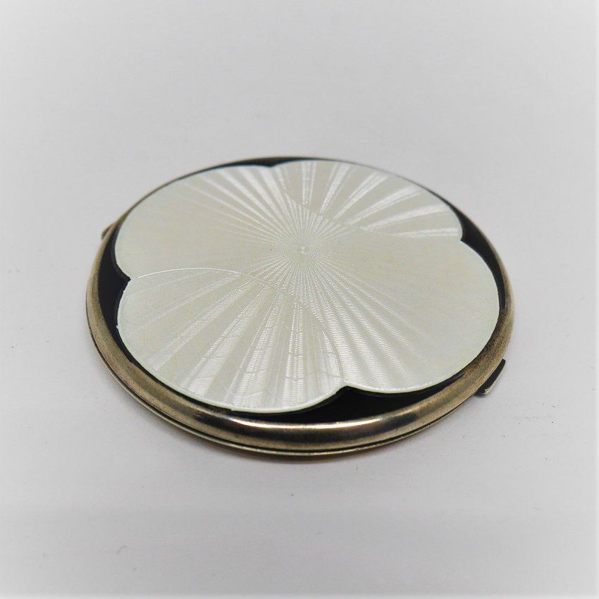 alt=\"polvera glilloche francesa de los años 40 de plata de ley con esmalte. www.santelmotienda.com\"