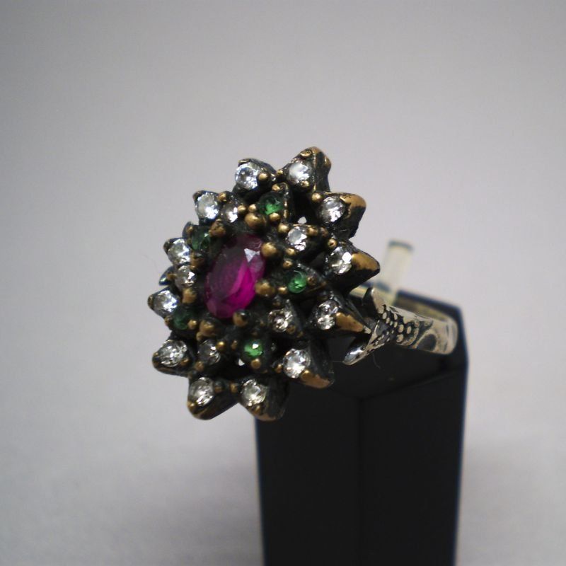 Sortija de plata de ley 925 Mils. con piedras semipreciosas rojas y verdes