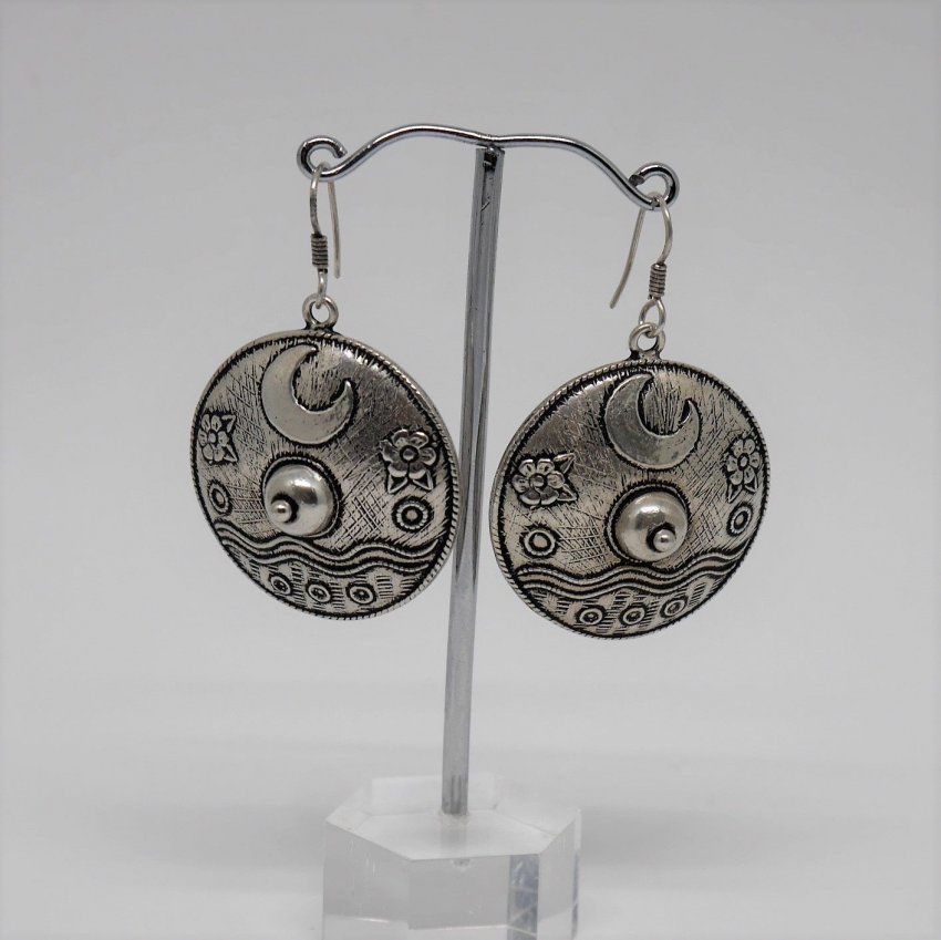 alt=\"pendientes media luna de plata de ley de colgar abiertos con grabados. www.santelmotienda.com\"