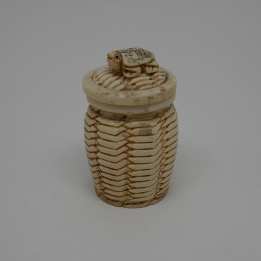 Caja de hueso fabricada a mano en forma de tibor con relieve de tortura