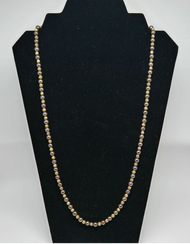 alt="Collar de Perlas cultivadas grises con cuentas y cierre de Oro de ley 18 K."