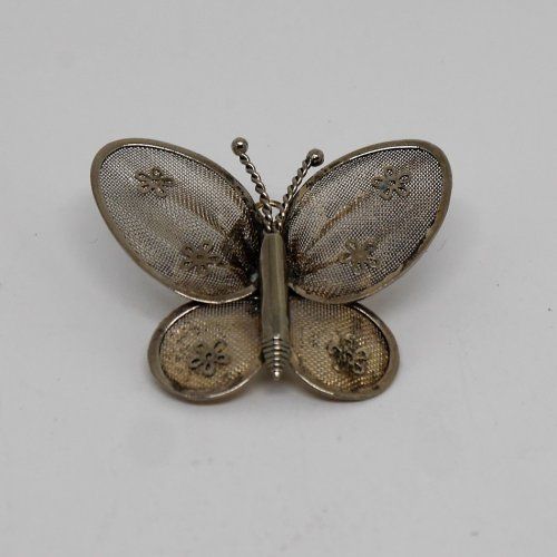 alt:\"broche de plata de ley en forma de mariposa. www.santelmotienda.com\"