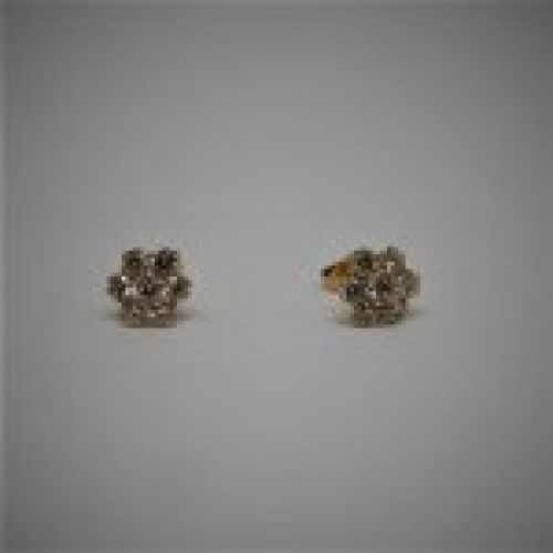 alt="pendientes de oro con circonitas para niña o mujer forma de flor"