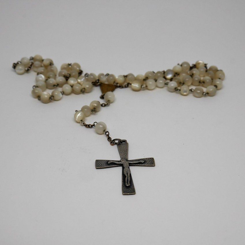 alt=\"Rosario antiguo de nacar y metal plateado. www.santelmotienda.com\"
