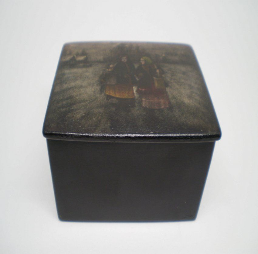 alt="Caja antigua rectangular lacada con inscrustaciones de nacar"