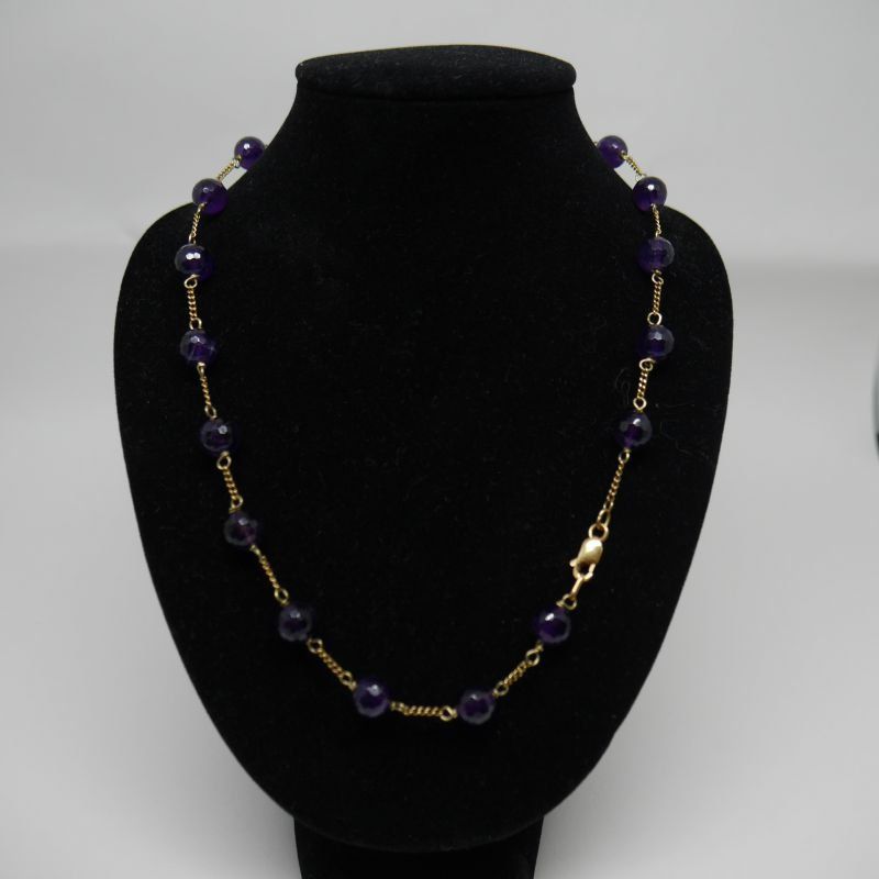 alt=\"Collar de Oro de ley 18 K. con Amatistas facetadas\"