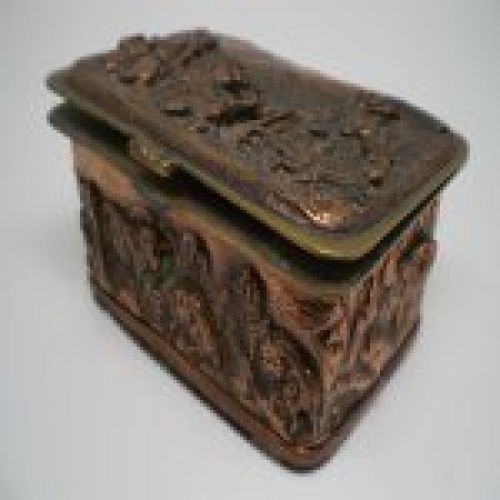 alt=\"Caja antigua de latón rectangular con relieves\"