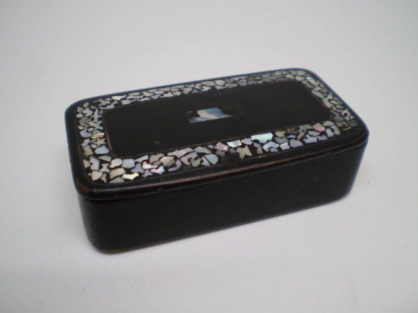 alt=\"Caja antigua rectangular lacada con inscrustaciones de nacar\"
