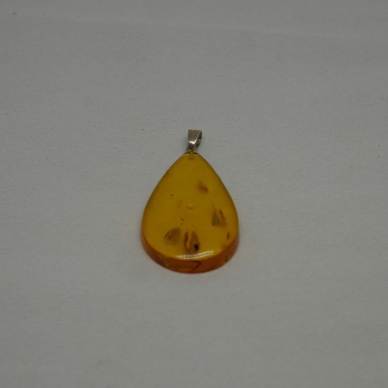 alt="Colgante de plata de ley y ambar en forma de lagrima"
