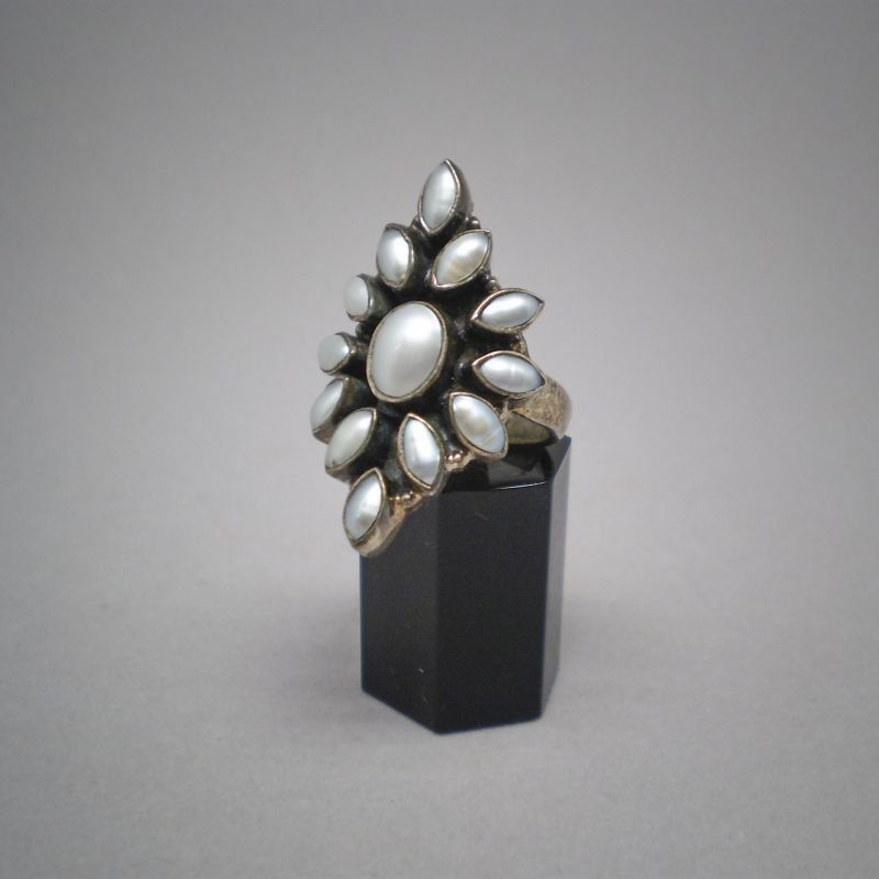 Sortija lanzadera de plata de ley 925 Mils. con 13 perlas de agua dulce