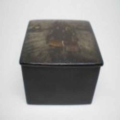 alt=\"Caja antigua rectangular lacada con inscrustaciones de nacar\"