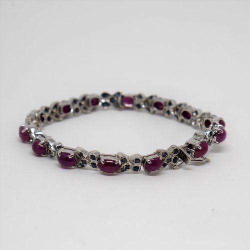 alt=\"pulsera de plata de ley satinada 925 Mils. con rubies, zafiros azules. www.santelmotienda.com\"