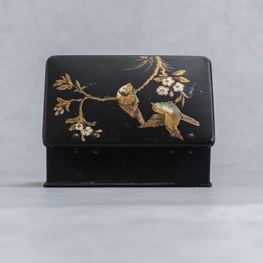 alt="caja antigua papel mache napoleon III con escena de pajaros
