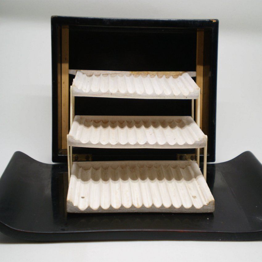 alt=\"Caja antigua rectangular de madera lacada y dragon de marfil\"