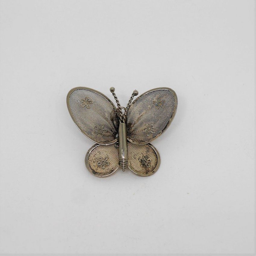 alt:\"broche de plata de ley en forma de mariposa. www.santelmotienda.com\"