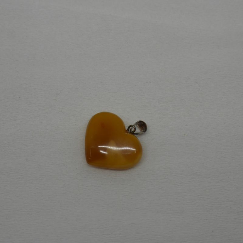 alt=\"colgante de plata de ley y ambar en forma de corazon\"