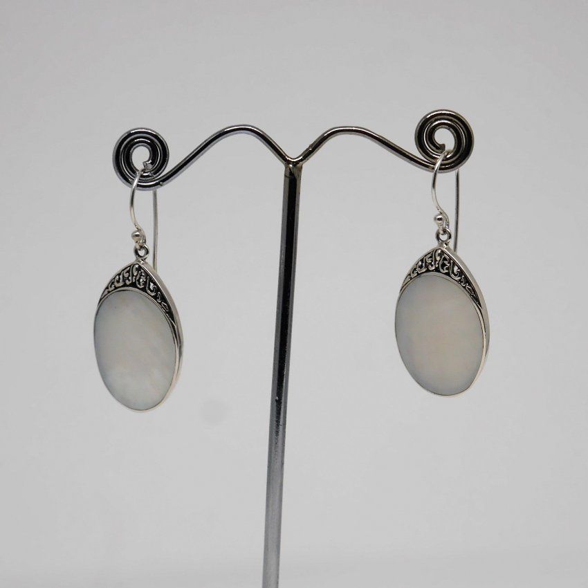 alt=\"Pendientes largos de Plata de ley 925 MIls. y nácar. www.santelmotienda.com\"