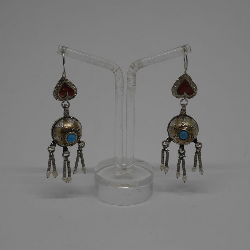 alt=\"Pendientes largos Afganos de Plata y laton con Cornalinas y Perlas de rio. santelmotienda.com\"