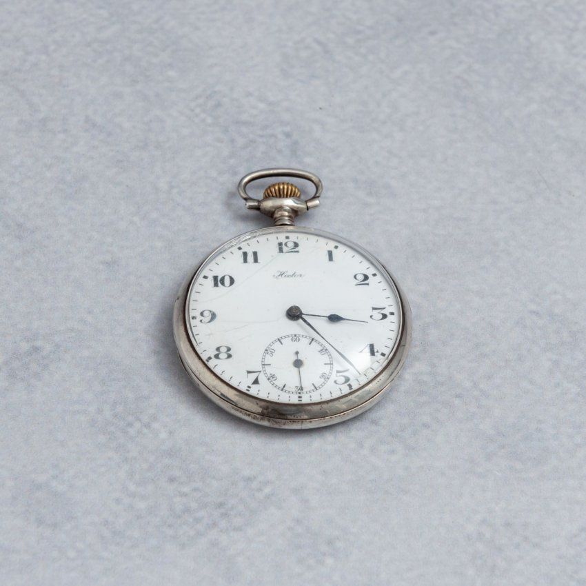 alt=\"Reloj de bolsillo a cuerda antiguo de plata de ley marca Héctor en estado de marcha. www.santelmotienda.com\"