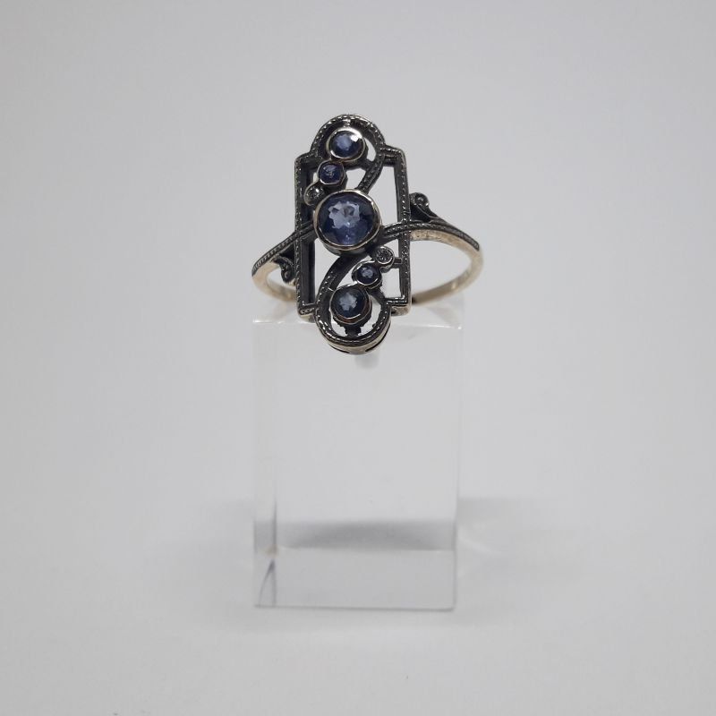 alt=\"Sortija de oro bajo 9 K. con 3 topacios azules\"