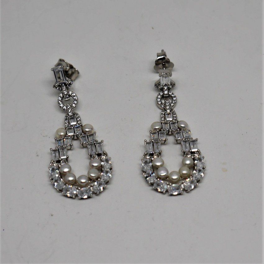 alt=\"Pendientes largos de Plata de ley Rodinada 925 Mils. con circonitas y perlas cultivadas. www.santelmotienda.com\"