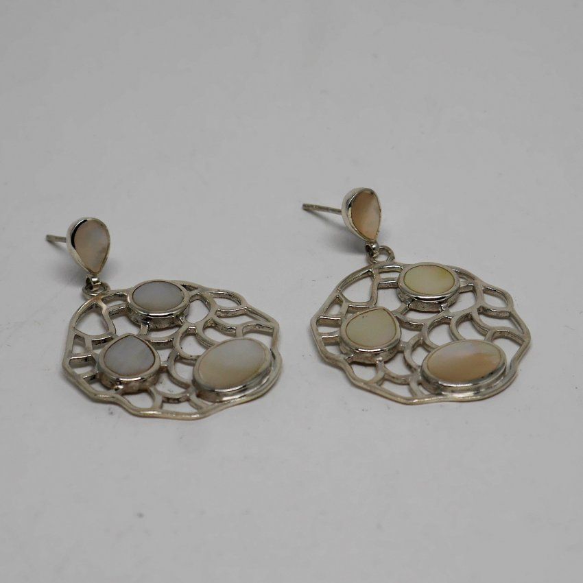 alt=\"Pendientes largos cerrados de Plata de ley 925 Mils. y nácar\"