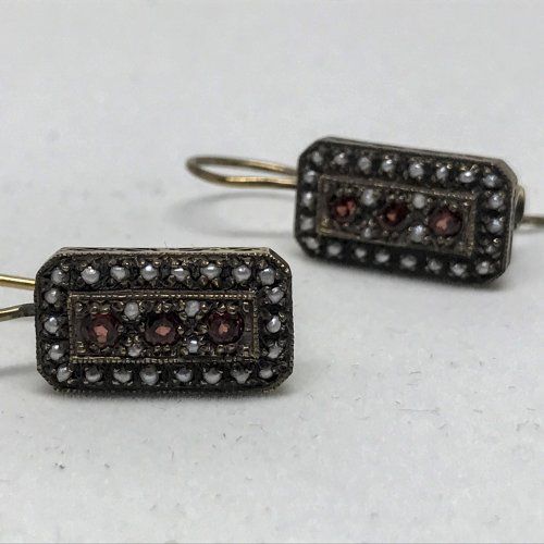 alt=\"Pendientes de oro bajo 9 K. con granates y perlitas\"