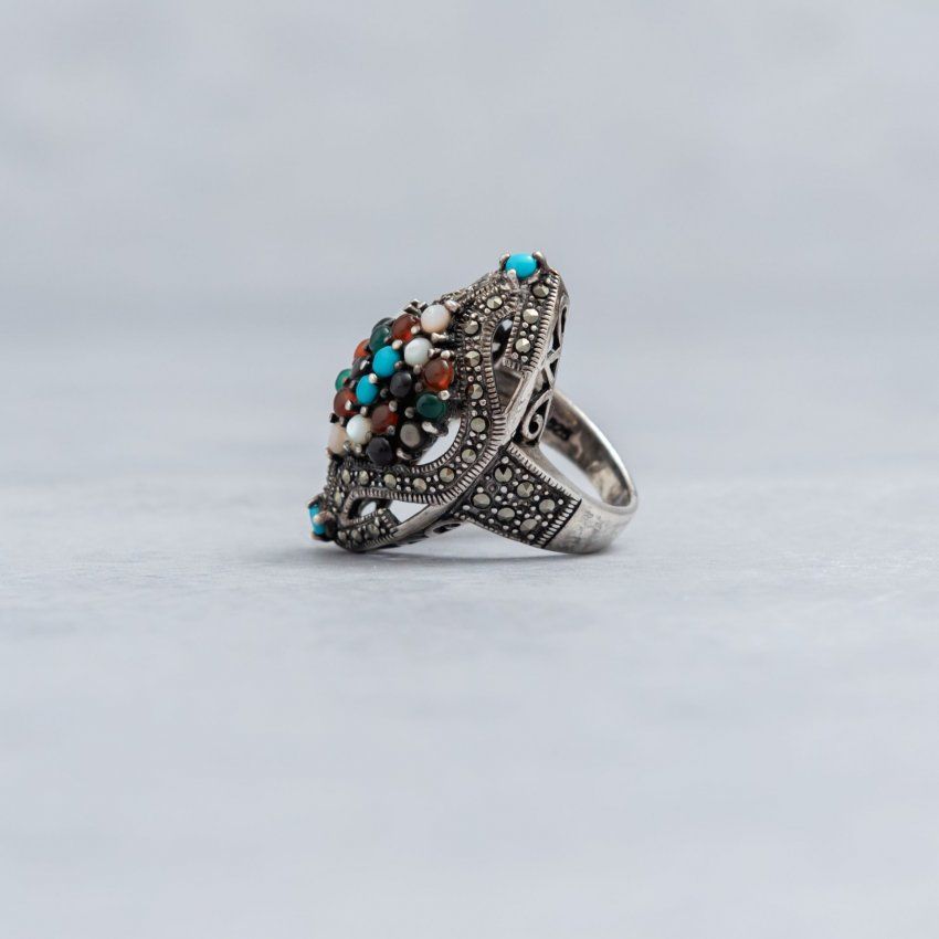 Alt=\"sortija lanzadera de plata de Ley 925 Mils. con naturales de nacar, turquesas, agatas y cornalitas. www.santelmotienda.com\"