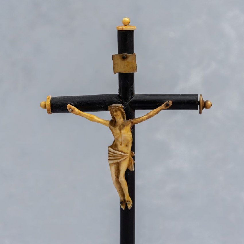 alt=\"Crucifijo de madera y hueso antiguo\"