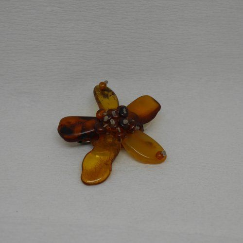 alt=\"Broche de ámbar y plata en forma de flor\"