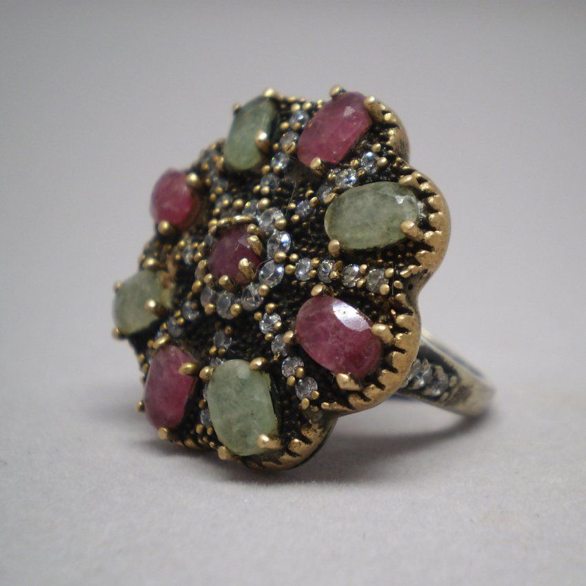 Sortija de plata y plata dorada de ley 925 Mils. Bizantina con 5 rubies indios y 4 esmerldas