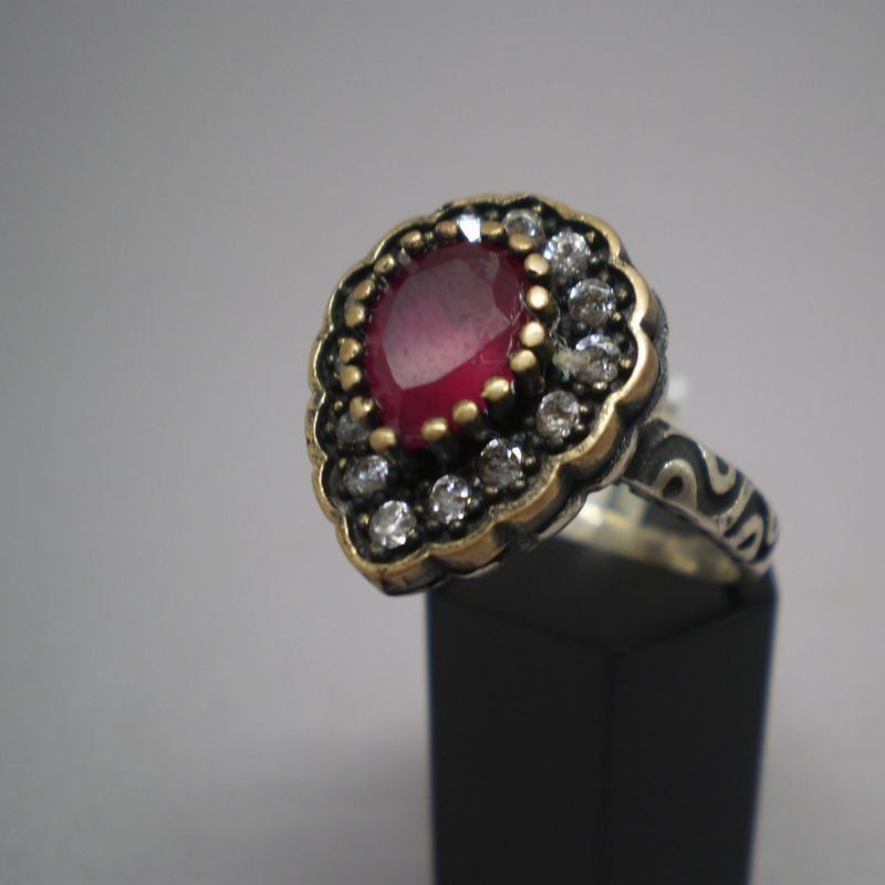 Sortija de plata y plata dorada de ley 925 Mils. con piedra semipreciosa roja y circonitas