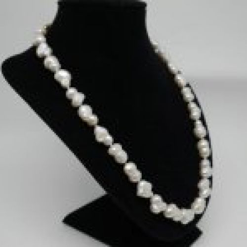 alt=\"Collar de Perlas de Aguadulce con cierre de Oro de ley 18 K. con Zafiros y Brillantes\"