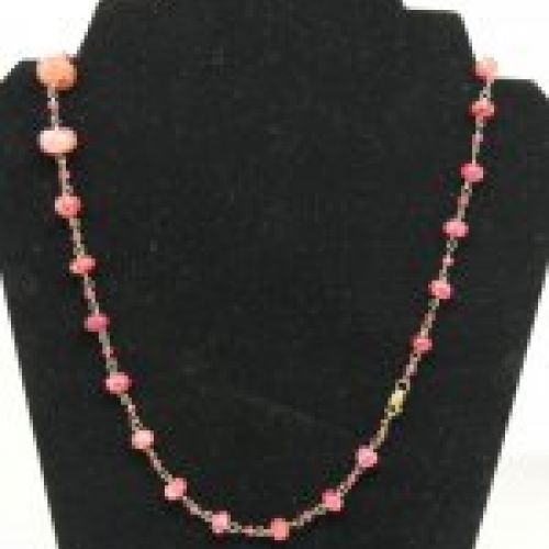 alt=\"Collar de oro de ley 18 K con rubies facetados en disminución\"