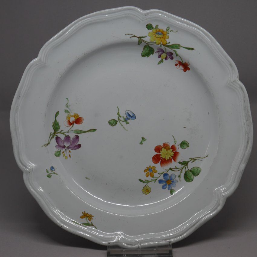 alt=\"Plato de porcelana Compañía de Indias, principios del Siglo XX\"JPG