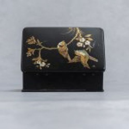 alt="caja antigua papel mache napoleon III con escena de pajaros