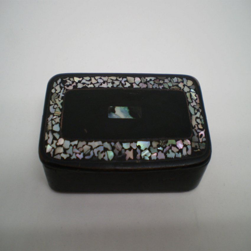 alt=\"Caja antigua rectangular lacada con inscrustaciones de nacar\"