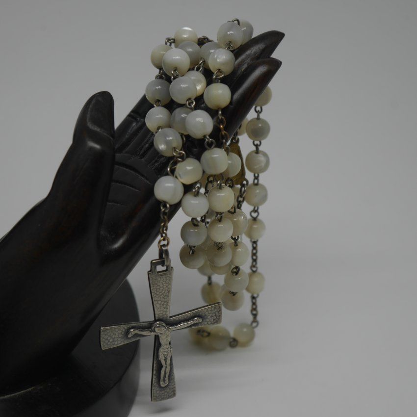 alt=\"Rosario antiguo de nacar y metal plateado. www.santelmotienda.com\"