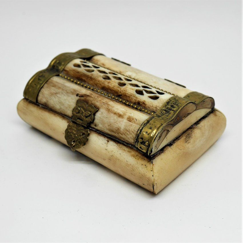Alt="caja antigua de hueso, madera y laton