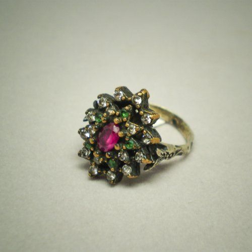 Sortija de plata de ley 925 Mils. con piedras semipreciosas rojas y verdes