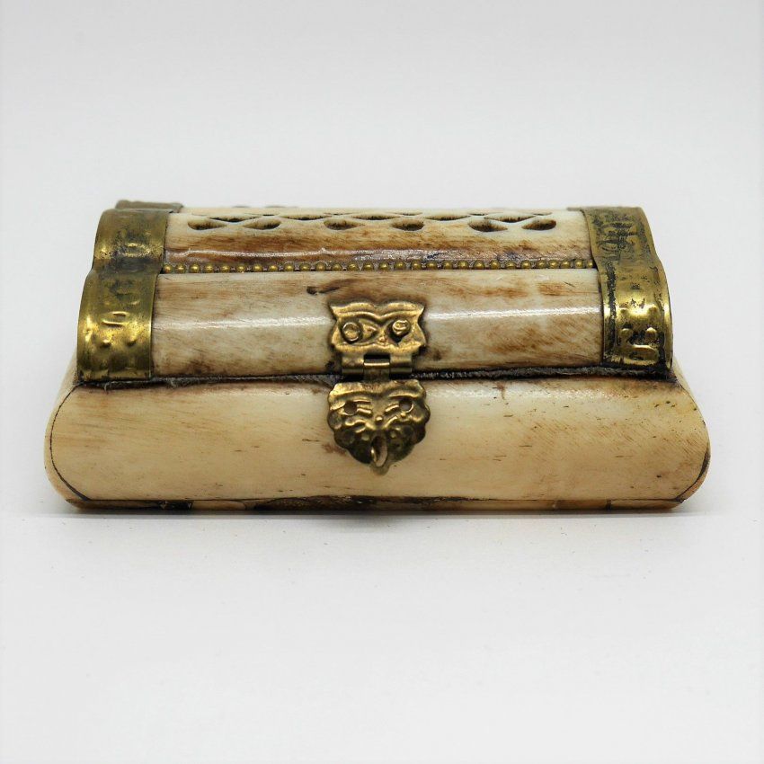 Alt="caja antigua de hueso, madera y laton