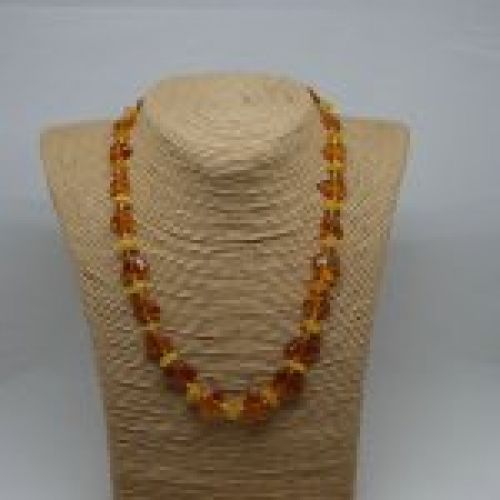 alt="collar de ámbar"