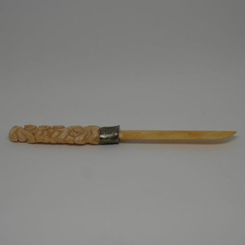 Abrecartas de hueso tallado a mano con relieve de 2 monos