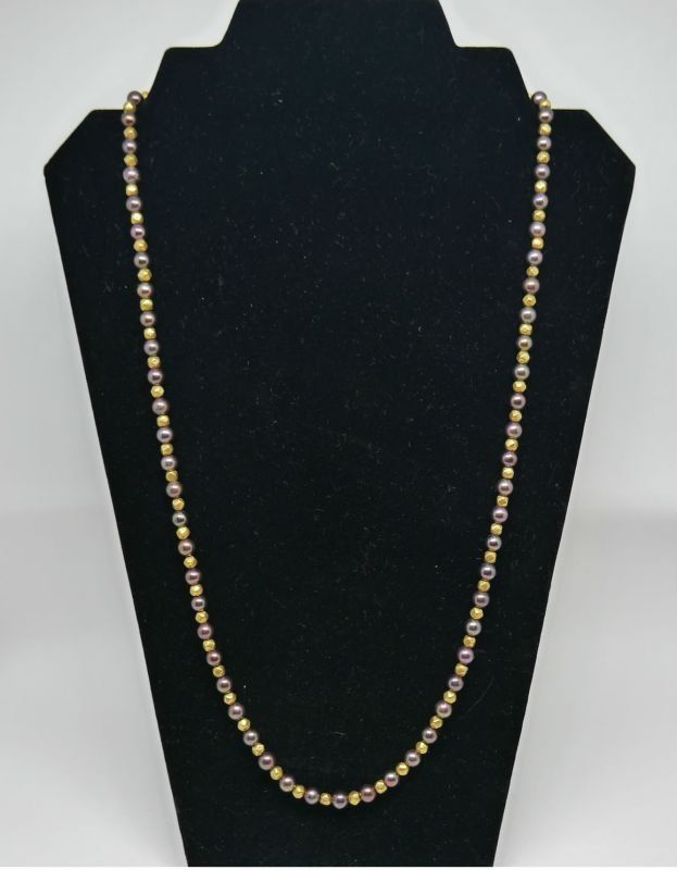 alt=\"Collar de Perlas cultivadas grises con cuentas y cierre de Oro de ley 18 K.\"