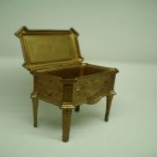alt=\"Joyero antiguo de bronce alto, 4 patas\"