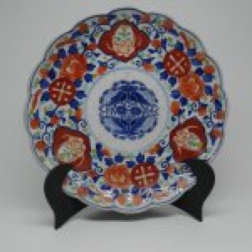 alt="Plato Porcelana Japonesa Imari pintado a mano de principios del Siglo XX