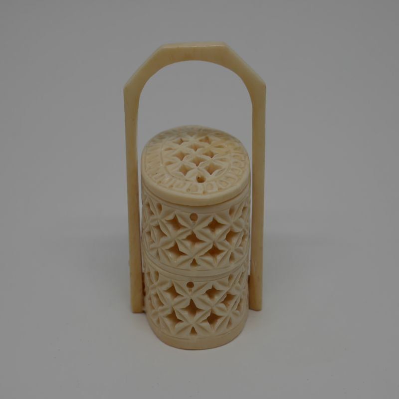 Caja doble de hueso calada, fabricada a mano