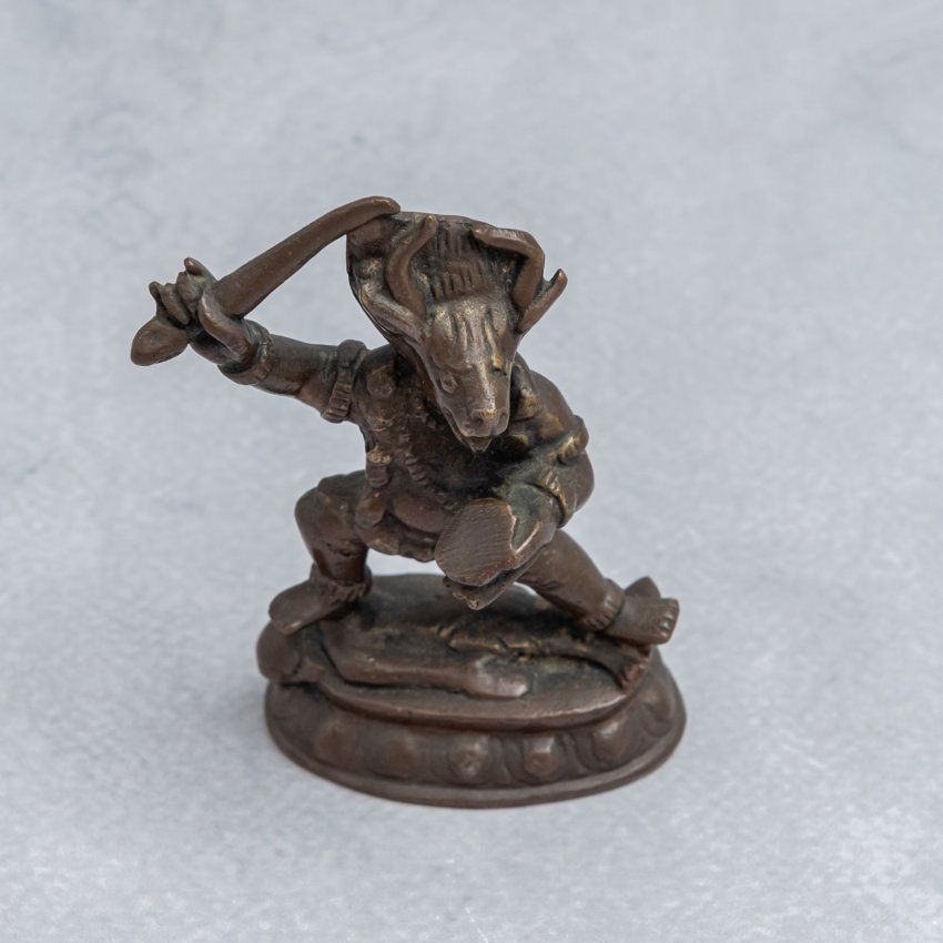 alt=\"figura oriental de bronce, guerrero con cabeza de buey. www.santelmotienda.com\"