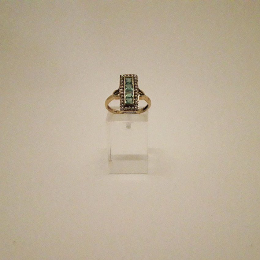alt=\"Sortija de oro bajo 9 K. con esmeraldas y perlas de aljofar\"